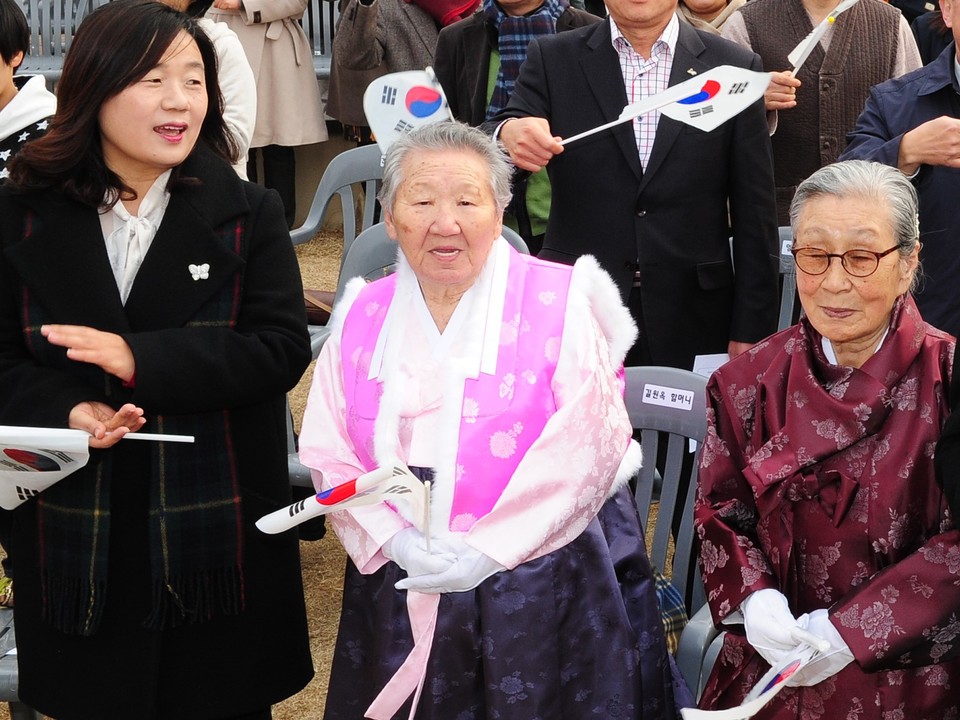 ▲ 2014년 3월 1일 수원화성박물관에서 열린 수원평화비(평화의소녀상)건립추진위원회 창립 행사 때 당시 윤미향 정대협 대표와 길원옥 할머니, 김복동 할머니. ⓒ 뉴스피크