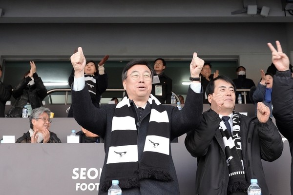 ▲ 성남FC 구단주인 신상진 성남시장이 응원하고 있다. ⓒ 뉴스피크