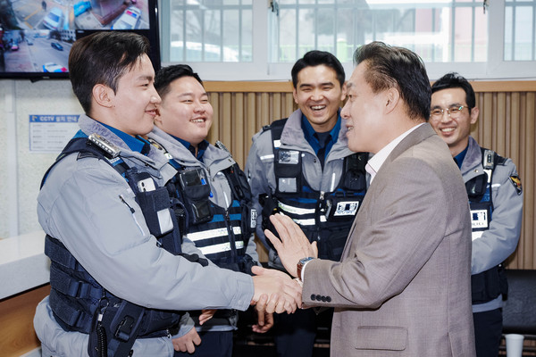 ▲ 이재준 수원시장이 수원남부경찰서 인계지구대를 찾아 근무자들을 격려하고 있다.