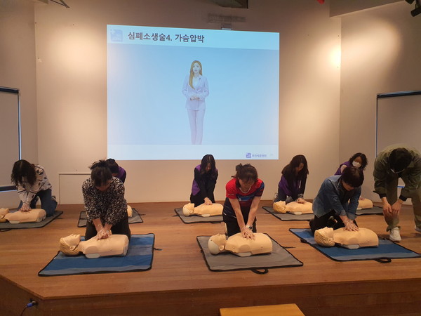 ▲ 시흥시자원봉사센터, 자원봉사 리더 양성하는 ‘마을의 신호등’ 심폐소생술 교육 진행