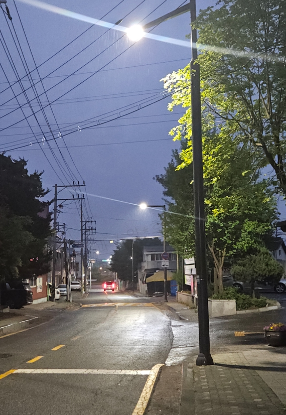 ▲ 수원시 권선구(구청장 기우진)는 입북동 행정복지센터 및 입북초등학교 앞 도로 등 입북동 중심구간의 안전한 밤거리 조성을 위해 가로등 및 터널등을 LED등으로 교체했다고 밝혔다. ⓒ 뉴스피크