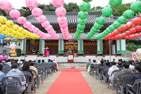 ▲ 인천 중구의회는 지난 15일 영종 용궁사에서 열린 ‘부처님 오신 날 봉축 법회’에 참석했다고 밝혔다. ⓒ 뉴스피크