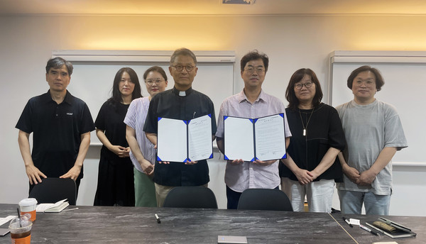 ▲ 한국영화평론가협회와 한국만화웹툰평론가협회의 협약식. 왼쪽부터 임정식 재무이사, 김희경 기획이사, 정지혜 대외협력이사, 박태식 영평 협회장, 박세현 만평 협회장, 김종옥 이사, 박연조 위클리툰 대표. ⓒ 뉴스피크