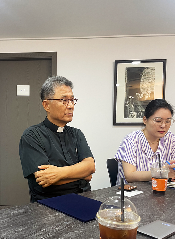 ▲ 의견을 경청 중인 박태식 영평협회장과 정지혜 대외협력이사.ⓒ 뉴스피크