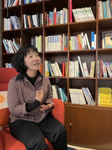 ▲김성희 작가는 모든 순정만화 작가에게 빚을 지고 있다고 말한다. 그 순정만화를 배경으로 만화가로의 여정을 이야기해주었다. ⓒ 뉴스피크