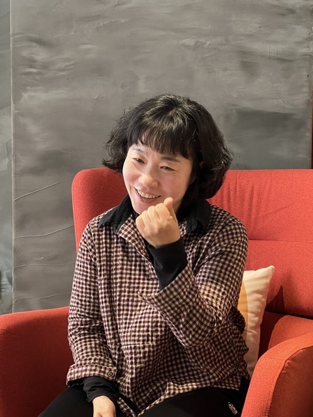 ▲ 자신의 만화를 보는 독자들이 신기하고 감사하다는 김성희 작가. 그 만화와 만화가가 우리는 신기하고, 또 감사하다. ⓒ 뉴스피크