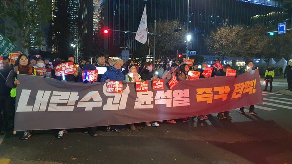 ▲ 12월 9일 국회 앞에서 촛불집회를 마친 시민들이 국민의힘 당사로 항의하기 위해 행진하고 있다. ⓒ 뉴스피크