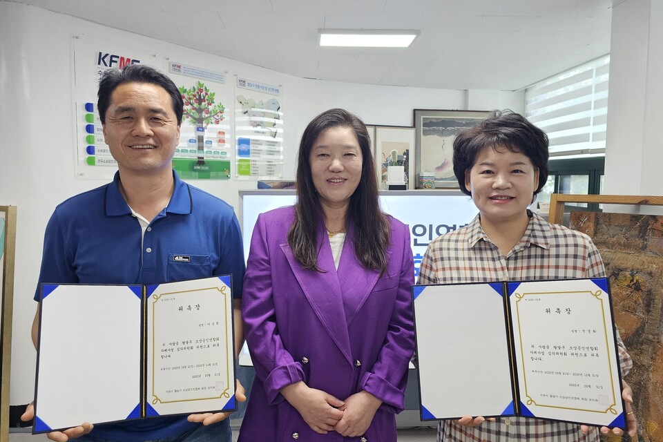 ▲ 팔달구 소상공인연합회(회장 조이화)는 5월 21일(수) 연합회 회의실에서 자체사업 심의위원회 위촉식을 진행했다. 사진은 왼쪽부터 심의위원 대표인 팔달구 소상공인연합회 이승협 부회장, 팔달구 소상공인연합회 조이화 회장, 심의위원 전경화 연무마을관리사회적협동조합 이사장.