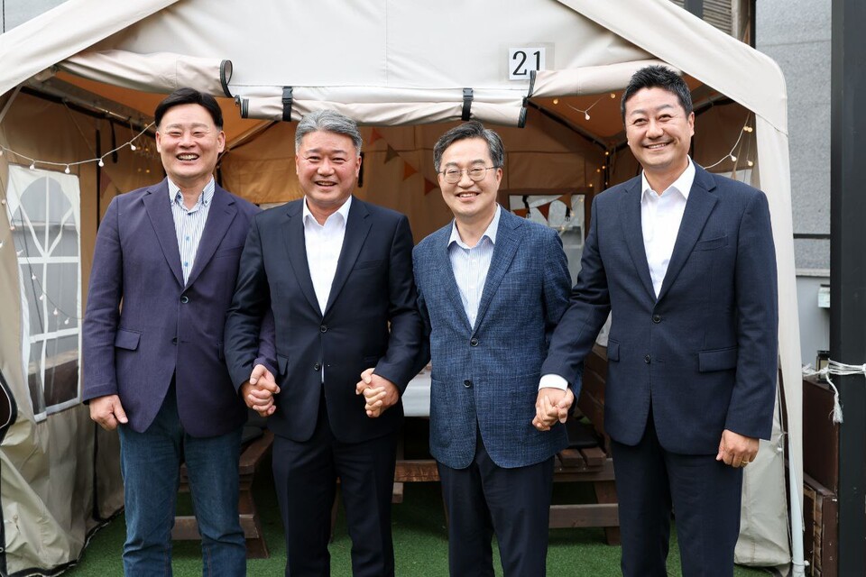 ▲ 김동연 경기도지사가 6월 7일 오후 경기도의회 김진경 의장, 최종현 더불어민주당 대표의원, 김정호 국민의힘 대표의원과 수원시 인계동 소재 한 식당에서 만찬을 함께 했다. (사진 왼쪽부터 최종현 더불어민주당 대표의원, 김정호 국민의힘 대표의원, 김동연 경기도지사, 김진경 경기도의회 의장)