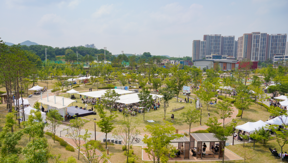 ▲ 화성특례시가 주최하고 화성시환경재단이 주관한 2025년 환경의 날 기념행사 ‘환타지 화성’이 지난 6월 7일 봉담읍 삼봉근린공원과 다목적체육관 일원에서 시민 5,000여 명이 참여한 가운데 성황리에 개최됐다.