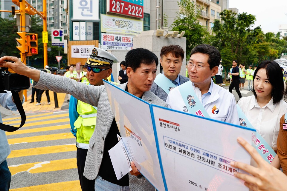 ▲ 이상일 용인특례시장이 6월 10일 오전 기흥구 마북초등학교를 방문해 경찰관과 학부모, 학교 관계자를 함께 마북초등학교 주변을 둘러보면서 횡단보도와 보행신호 시스템 등을 확인하고, 횡단보도 등 일부 시설 개선이 필요한 것은 속히 조치하겠다고 밝혔다.