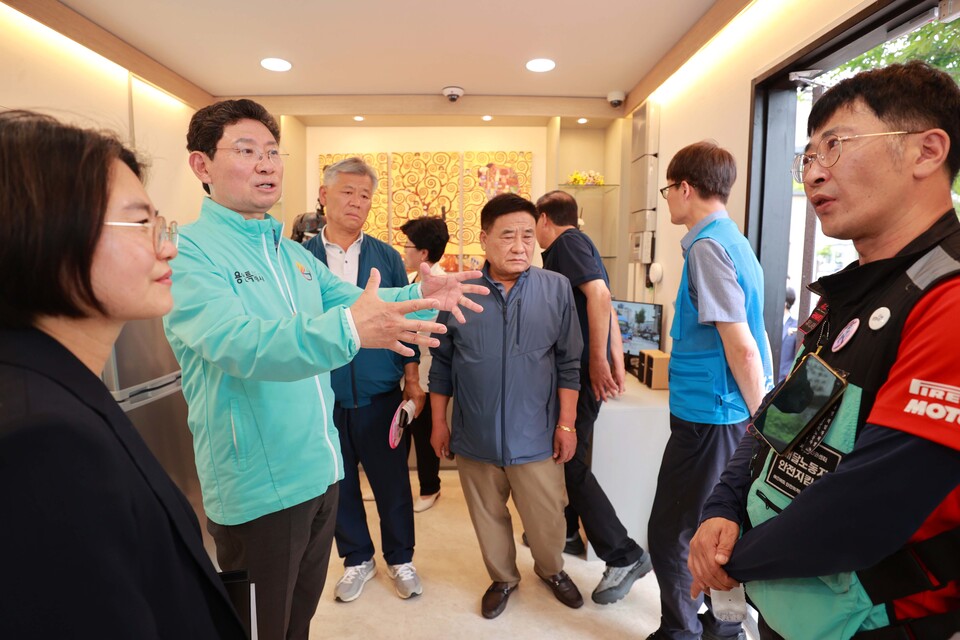 ▲ 이상일 용인특례시장이 7월 2일 기흥구 구갈동 648번지 소재 용인시 이동노동자쉼터 3호점 개소식 참석자들과 함께 쉼터를 둘러보고 있다. 이동노동자 쉼터는 이상일 용인특례시장의 공약으로, 이날로 처인구, 기흥구, 수지구에 이동노동자 쉼터를 1개소씩 모두 만드는 약속을 이행했다.
