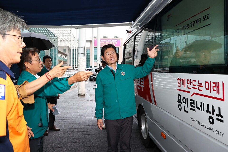 ▲ 이상일 용인특례시장이 7월 17일 용인특례시청에서 열린 제13회 안전문화살롱 정기회의 참석자들과 함께 시가 도입한‘재난 대응 현장 지휘 차량’을 살펴보며 이야기를 나누고 있다.