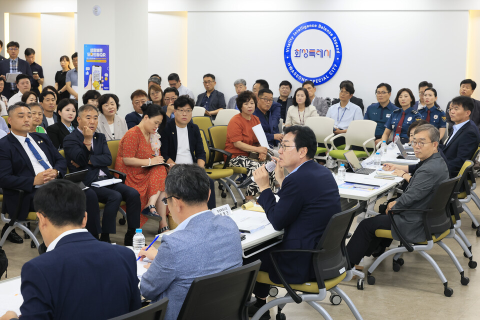 ▲ 정명근 화성특례시장이 7월 21일 동탄출장소 대회의실에서 ‘2025년 정책설명회’의 일환으로 동탄권역 정책설명회를 열고, ▲일반구 설치 추진 현황 ▲25조 투자유치 프로젝트 추진 현황 ▲화성형 기본사회 추진 ▲민생회복 소비쿠폰 추진 현황 ▲화성시 내부순환 도로망 구축 등 시정 전반의 주요 정책을 설명한 뒤, 시민들의 질문에 답변하고 있다.