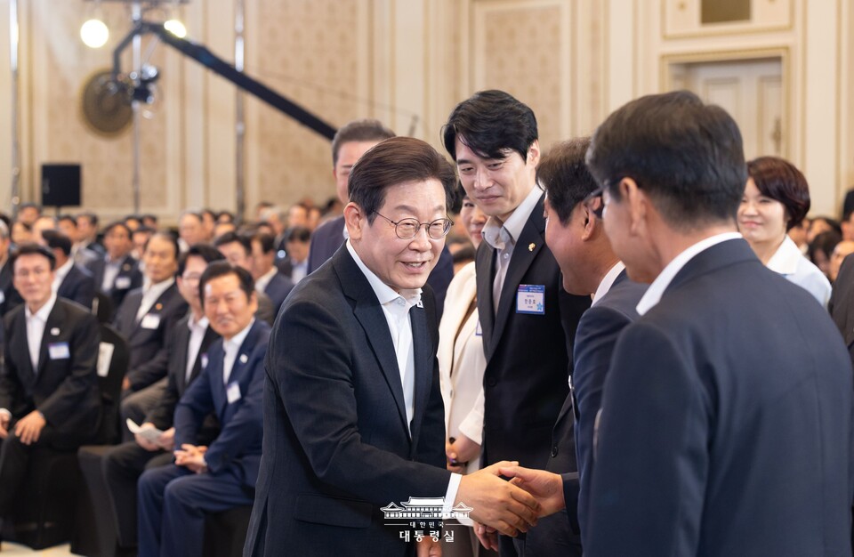 ▲ 이재명 대통령이 8월 13일 청와대 영빈관에서 열린 국정기획위원회 참석자들과 악수하고 있다. 사진 출처 : 대통령실