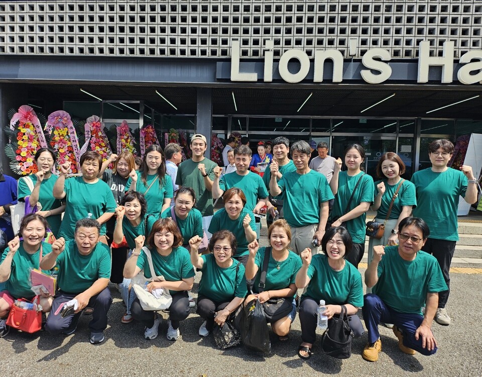 ▲ 정자시장 상인회(회장 임은지)는 지난 25일 상인 대표 23명과 함께 ‘경기도 상인의 날’ 행사에 참여했다.