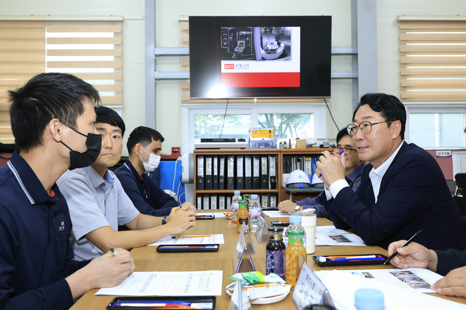 ▲ 정명근 화성특례시장이 9월 25일 이주노동자 산업재해 예방을 위한 근로환경 실태점검을 위해 방문한 향남읍 소재 중소 제조업체 ㈜오에스티에서 이주노동자들의 현장 건의 사항을 청취하고 있다.