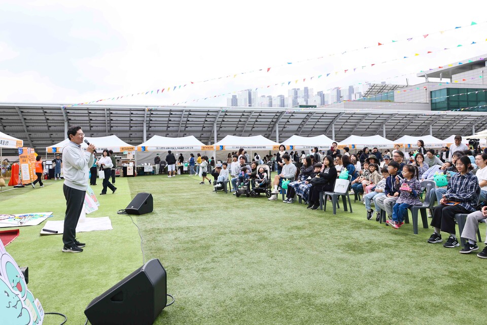 ▲ 18일 용인특례시청 하늘광장에서 열린 북페스티벌 모습.