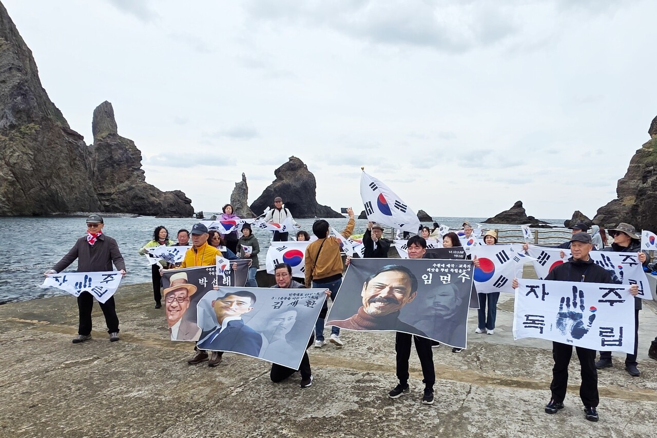 ▲ 사단법인 수원민주화운동계승사업회(이사장 전영찬)가 ‘광복 80주년 기념 독도 수호 탐방’을 3박 4일(10월 29일~11월 1일)간 성공적으로 다녀왔다. 10월 31일 독도에서 진행된 ‘수원의 독립운동가와 함께하는 광복 80주년 기념 독도 수호 탐방’ 퍼포먼스. (사진 : 이상철)