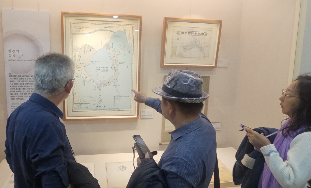 ▲ 이달호 전 수원화성박물관장이 독도박물관에 전시돼 있는 '삼국접양지도(三國接壤之圖)'를 손가락으로 가리키며 설명하고 있다. 이 지도는 1785년 일본의 하야시 시헤이가 제작한 《삼국통람도설》에 수록된 지도 중 하나인데, 독도를 포함한 한반도에는 조선의 영토를 의미하는 같은 색으로 칠해져 있다. 특히 프랑스어판에서는 'Takenosima à la Coree(한국의 타케노시마)'라는 주석이 달려 있어 독도가 한국 영토임을 증명해 주는 중요한 사료다. (사진 : 강은호)