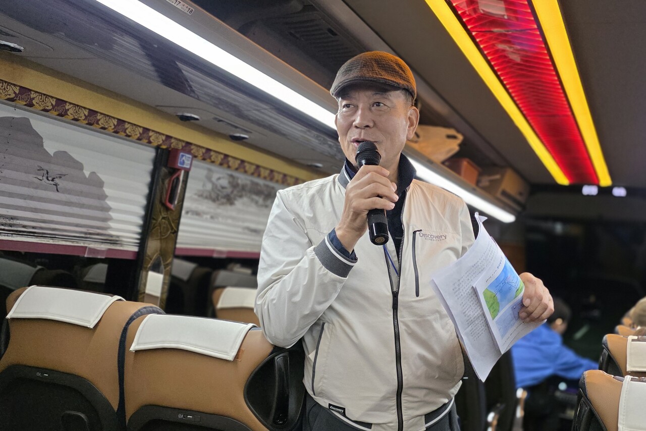 ▲ 사단법인 수원민주화운동계승사업회(이사장 전영찬)가 ‘광복 80주년 기념 독도 수호 탐방’을 3박 4일(10월 29일~11월 1일)간 성공적으로 다녀왔다. 탐방 해설을 맡은 김형인 광교포레유스호스텔 관장이 이야기를 풀어내고 있다. (사진 : 이상철)