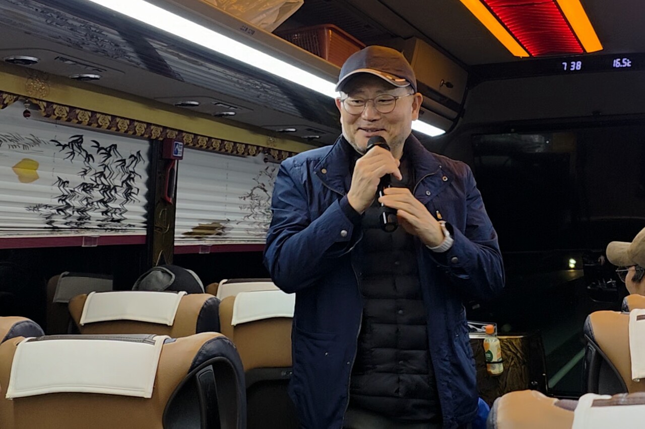 ▲ 전영찬 수원민주화운동계승사업회 이사장이 ‘광복 80주년 기념 독도 수호 탐방’을 마무리하며 소회를 밝히고 있다. (사진 : 이상철)