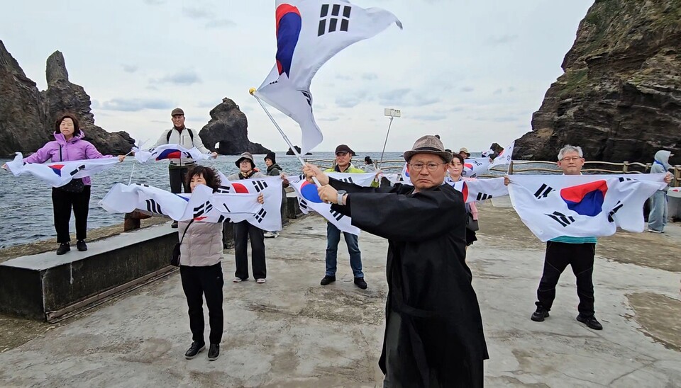 ▲ 사단법인 수원민주화운동계승사업회(이사장 전영찬)가 ‘광복 80주년 기념 독도 수호 탐방’을 3박 4일(10월 29일~11월 1일)간 성공적으로 다녀왔다. 10월 31일 독도에서 진행된 ‘수원의 독립운동가와 함께하는 광복 80주년 기념 독도 수호 탐방’ 퍼포먼스. (사진 : 강은호)