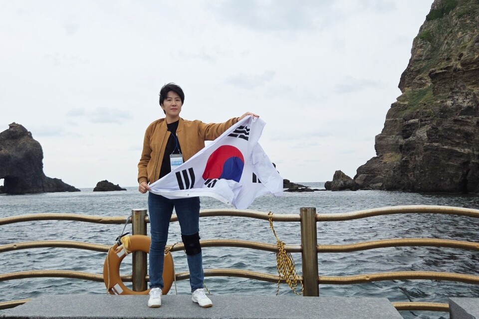 ▲ 사단법인 수원민주화운동계승사업회가 ‘광복 80주년 기념 독도 수호 탐방’을 3박 4일(10월 29일~11월 1일)간 성공적으로 다녀왔다. 10월 31일 독도에서 ‘수원의 독립운동가와 함께하는 광복 80주년 기념 독도 수호 탐방’ 퍼포먼스를 진행한 뒤 기념사진을 찍고 있는 강은호씨. (사진 : 남미현)