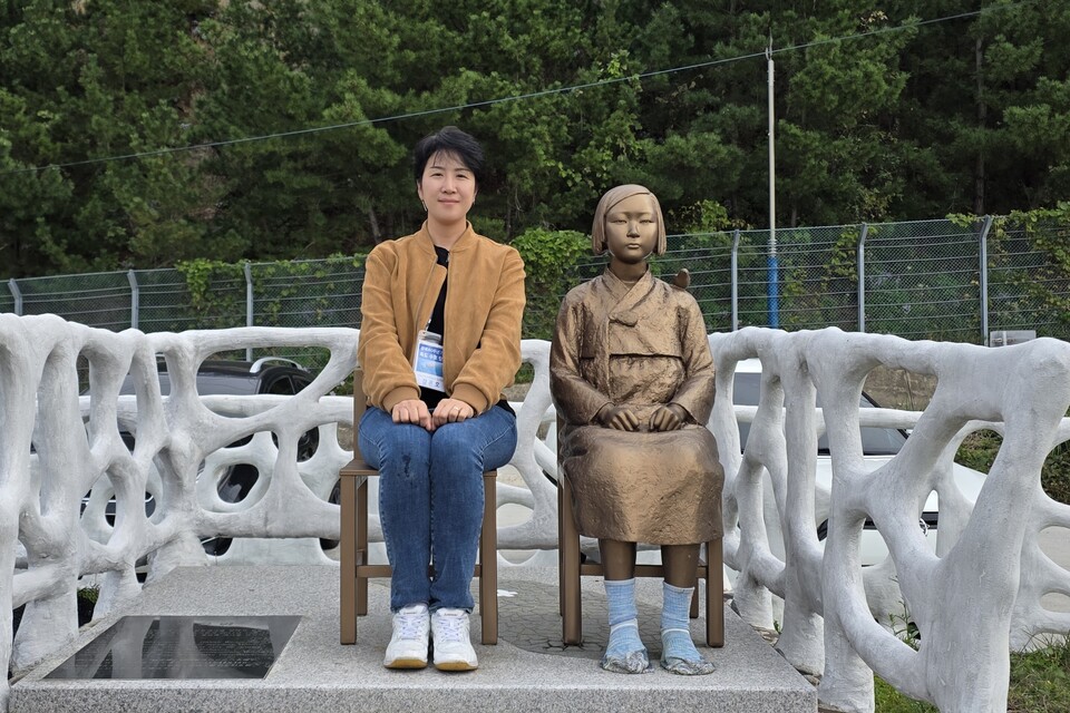 ▲ 사단법인 수원민주화운동계승사업회가 ‘광복 80주년 기념 독도 수호 탐방’ 기간에 울릉도(울릉군 서면 학포마을 소재 송담복지재단)에 있는 평화의 소녀상을 만나 기념사진을 찍고 있은 강은호씨. (사진 : 강은호)