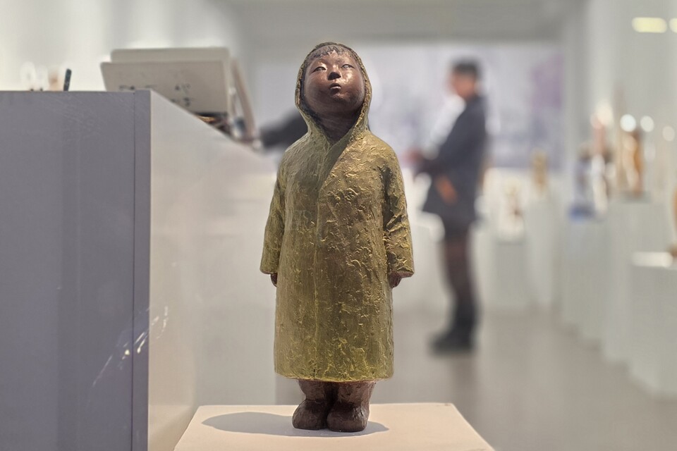 ▲ 김서경 조각가의 작품 ‘무지개’가 갤러리 재재 입구에서 사람들을 맞이하고 있다.