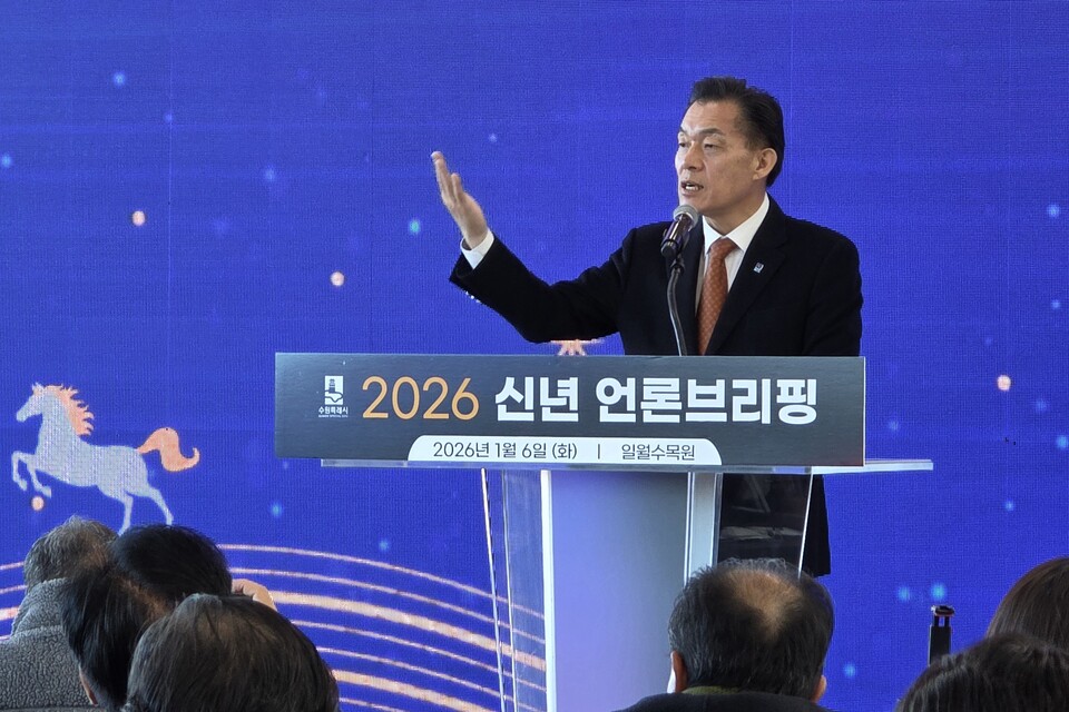 ▲ 이재준 수원특례시장이 1월 6일 오전 수원시 장안구 천천동 소재 일월수목원에서 수원특례시 2026 신년 언론브리핑을 통해 시청 출입기자들에게 주요 추진 사업 계획과 시정 비전을 설명하고 있다.