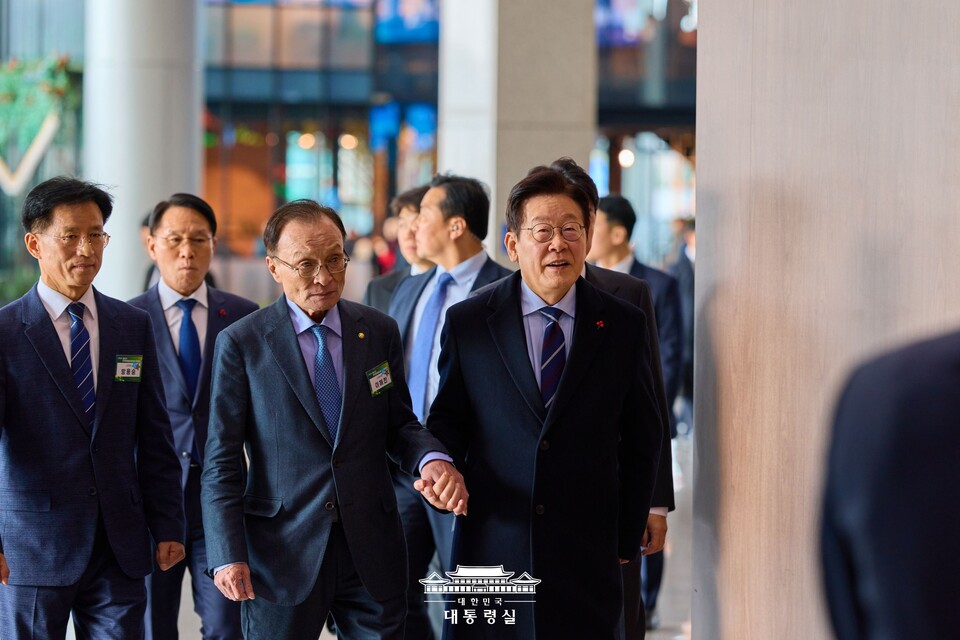 ▲ 이재명 대통령이 이해찬 민주통화통일자문회의 수석부의장과 함께 2025년 12월 2일 경기도 고양시 킨텍스에서 열린 제22기 민주평통 출범회의에 참석하고 있다. (사진 출처 : 청와대 홈페이지)