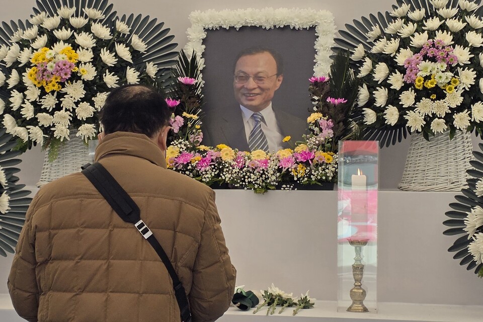 ▲ 수원특례시 팔달구 소재 수원역 12번 출구 앞 수원역로데오문화광장에 마련된 ‘고 이해찬 전 국무총리 시민분향소’에 1월 29일에도 정치권은 물론 각계 시민들의 추모 발길이 이어지고 있다.