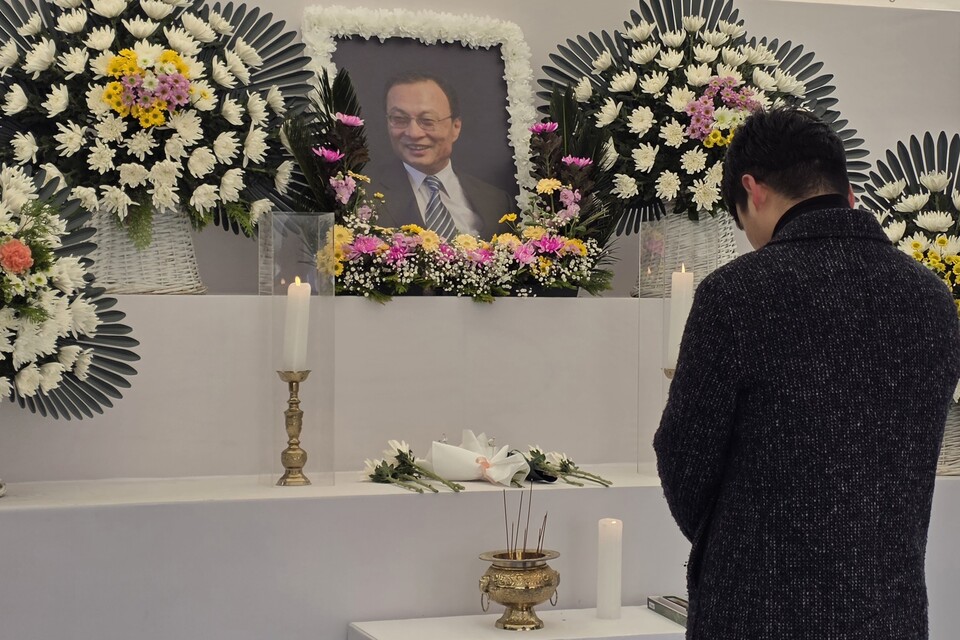 ▲ 수원특례시 팔달구 소재 수원역 12번 출구 앞 수원역로데오문화광장에 마련된 ‘고 이해찬 전 국무총리 시민분향소’에 1월 29일에도 정치권은 물론 각계 시민들의 추모 발길이 이어지고 있다.