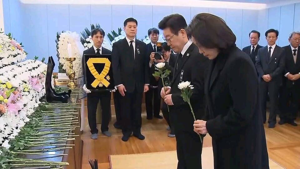 ▲ 이재명 대통령이 이해찬 전 국무총리 빈소를 찾아 현화하고 있다. (사진 제공 : 개헌개혁행동마당)