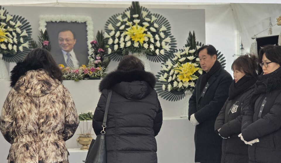 ▲ 김준혁 국회의원(더불어민주당, 수원시정)이 1월 30일 오후 수원시 팔달구 수원역 로데오문화광장에 마련된 ‘고 이해찬 전 국무총리 시민분향소’에서 조문객을 맞이하고 있다.