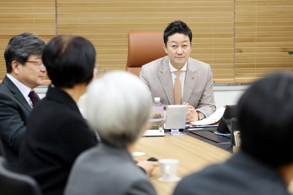 ▲ 경기도의회 김진경 의장(더불어민주당, 시흥시3)이 2월 4일 집무실에서 경기지역 5개 야당(기본소득당, 사회민주당, 정의당, 조국혁신당, 진보당) 관계자들과 면담을 갖고, 오는 6.3지방선거를 앞두고 기초의원 선거구 획정 개선에 대한 의견을 청취하며 이야기를 나누고 있다.