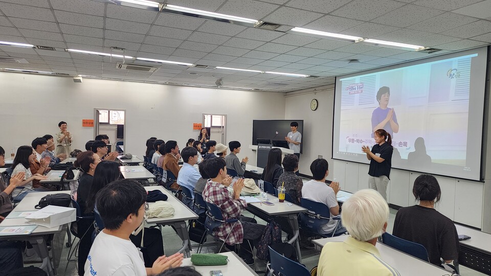 ▲ 수원지역 노인과 대학생들이 수원시노인정신건강복지센터가 운영하는 마음맺음 프로그램에 참여하고 있다.