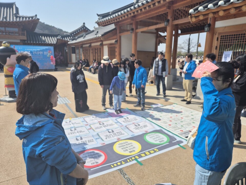 ▲ 수원시중독관리통합지원센터가 정조테마공연장에서 도박 중독 예방을 위한 캠페인을 진행하고 있다.