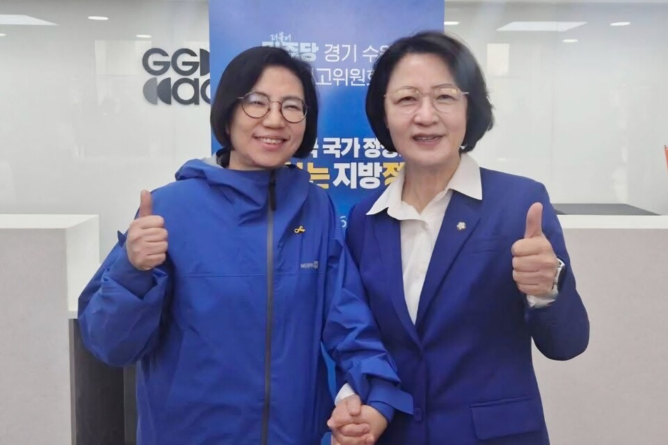 ▲ 서지연 더불어민주당 수원시의원 비례대표 출마예정자와 추미애 경기도지사 후보.