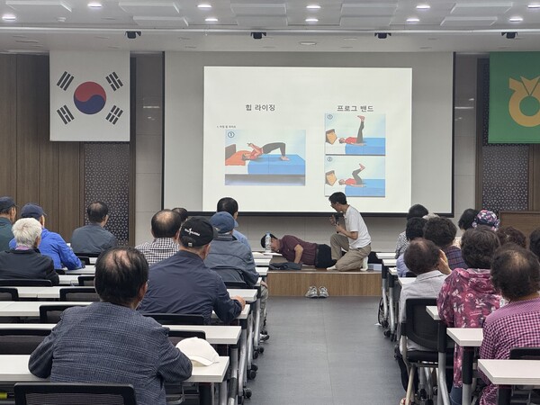 ▲ 화성특례시 만세구보건소가 팔탄노인대학에서 어르신들의 건강한 노후생활을 지원하기 위해 관절 보호 운동 실습을 진행하고 있다.
