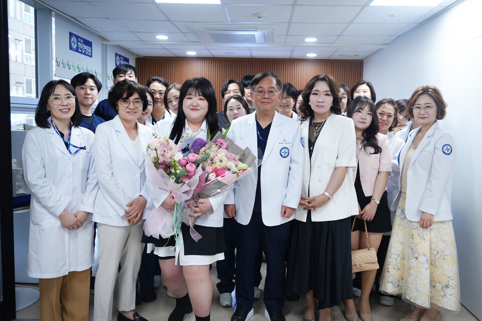 ▲ 메디필드 한강병원은 5월 14일 방송인 이국주를 공식 홍보대사로 위촉하고 병원 내에서 위촉식을 진행했다.