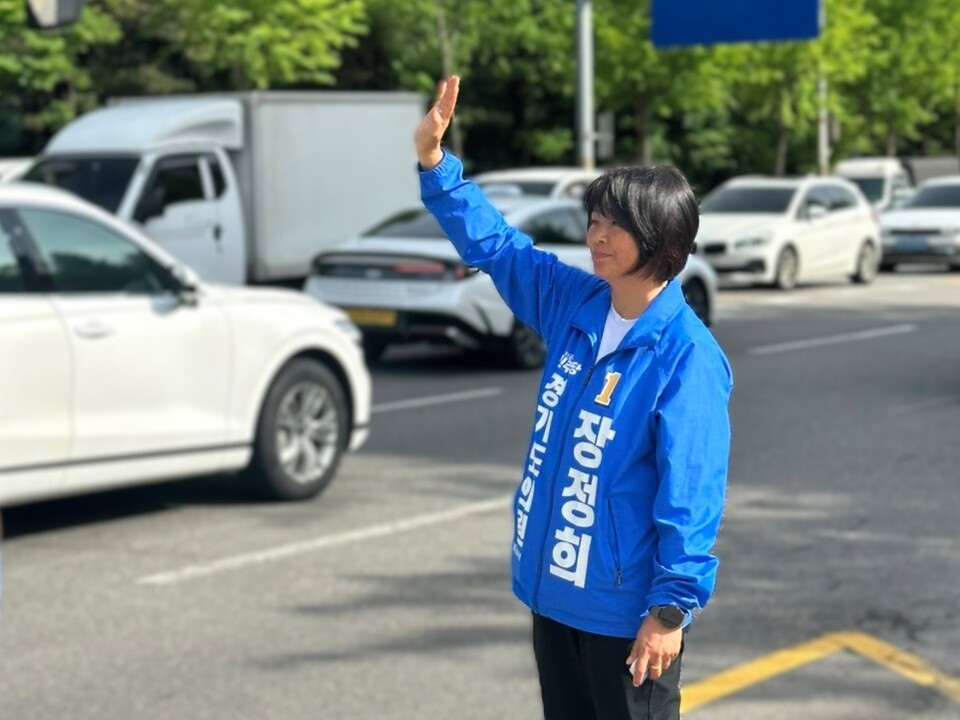 ▲ 장정희 경기도의원 후보(수원시 제11선거구, 권선2동,곡선동)가 출근길 시민들을 향해 인사하고 있다.