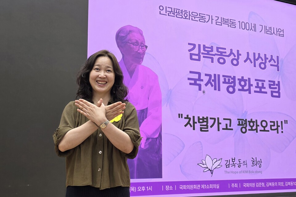 ▲ 김복동 할머니 탄생 100주년 기념사업 현장에서 만난 글로벌 시민단체 휴스턴 ‘함께맞는비’ 구보경 대표. ⓒ 뉴스피크