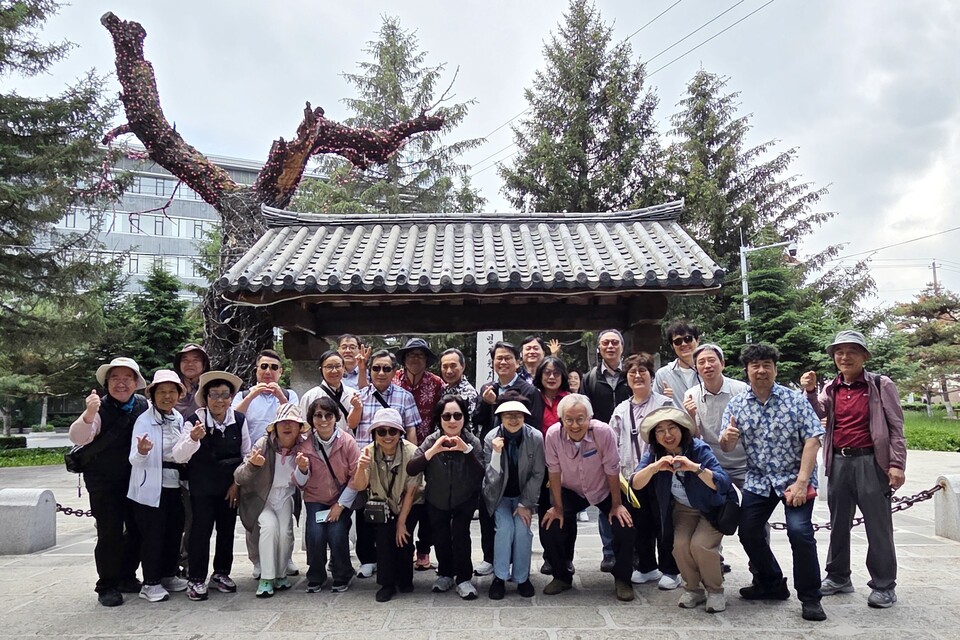 ▲ 한국기독교장로회 강원노회 춘천시찰회와 한신대 83학번 신학동기회(약칭 한신83 신학동기회, 회장 백승국)가 지난 6월 8일부터 12일까지 4박 5일간 백두산과 중국 연길 일대에서 동역자 간의 우의를 다진 ‘2026년 여름수련회’ 여정을 알차게 마무리했다. 용정 ‘용두레 우물(룡두레 우물)’ 앞에서.
