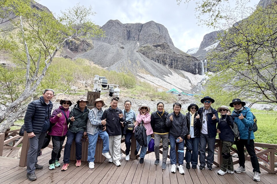 ▲ 한국기독교장로회 강원노회 춘천시찰회와 한신대 83학번 신학동기회(약칭 한신83 신학동기회, 회장 백승국)가 지난 6월 8일부터 12일까지 4박 5일간 백두산과 중국 연길 일대에서 동역자 간의 우의를 다진 ‘2026년 여름수련회’ 여정을 알차게 마무리했다. 백두산 천지에서 흘러내리는 장백폭포(비룡폭포) 앞에서.