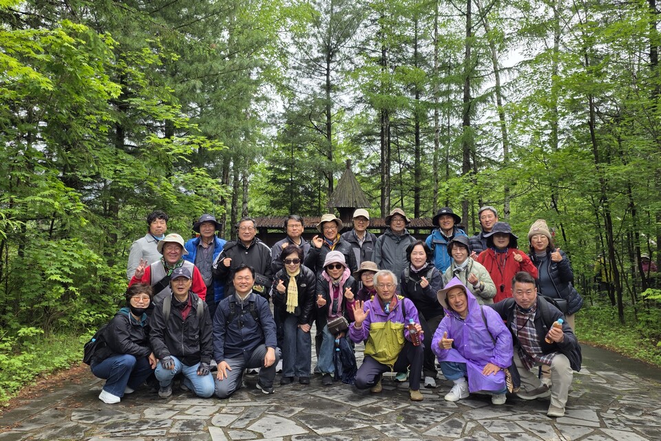 ▲ 한국기독교장로회 강원노회 춘천시찰회와 한신대 83학번 신학동기회(약칭 한신83 신학동기회, 회장 백승국)가 지난 6월 8일부터 12일까지 4박 5일간 백두산과 중국 연길 일대에서 동역자 간의 우의를 다진 ‘2026년 여름수련회’ 여정을 알차게 마무리했다. 백두산 부석림 입구에서.