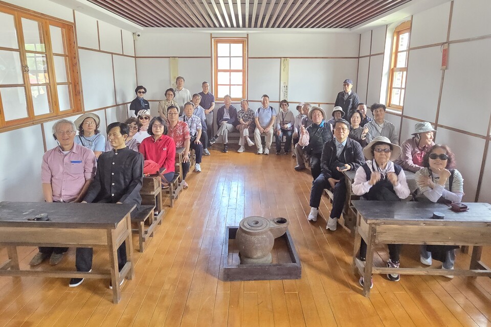 ▲ 한국기독교장로회 강원노회 춘천시찰회와 한신대 83학번 신학동기회(약칭 한신83 신학동기회, 회장 백승국)가 지난 6월 8일부터 12일까지 4박 5일간 백두산과 중국 연길 일대에서 동역자 간의 우의를 다진 ‘2026년 여름수련회’ 여정을 알차게 마무리했다. 용정 ‘명동학교옛터기념관’에서