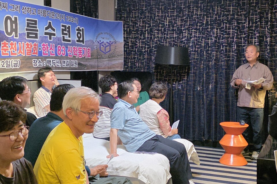 ▲ 한국기독교장로회 강원노회 춘천시찰회와 한신대 83학번 신학동기회(약칭 한신83 신학동기회, 회장 백승국)가 지난 6월 8일부터 12일까지 4박 5일간 백두산과 중국 연길 일대에서 동역자 간의 우의를 다진 ‘2026년 여름수련회’ 여정을 알차게 마무리했다. 사진은 김치홍 목사가 수요기도회를 인도하는 모습.