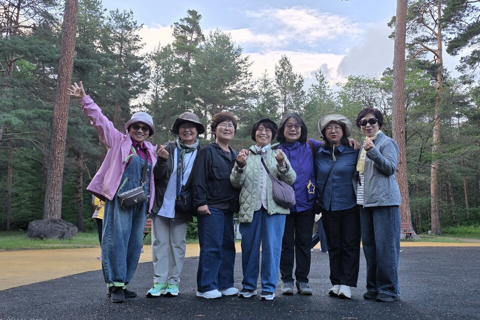 ▲ 한국기독교장로회 강원노회 춘천시찰회와 한신대 83학번 신학동기회(약칭 한신83 신학동기회, 회장 백승국)가 지난 6월 8일부터 12일까지 4박 5일간 백두산과 중국 연길 일대에서 동역자 간의 우의를 다진 ‘2026년 여름수련회’ 여정을 알차게 마무리했다. 연길 미인송공원에서.